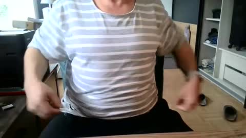 Snapshot of rolandloser1000 chatting on February 23, 10:28 am rolandloser1000 online show from February 23, 10:28 am