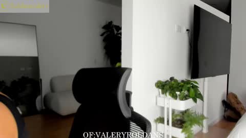 Snapshot of roldansvalery chatting on October 31, 2:34 am Valery Roldans online show from October 31, 2:34 am