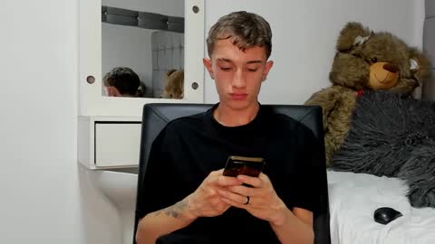 Snapshot of rolito18_ chatting on December 29, 4:08 pm twink juli online show from December 29, 4:08 pm