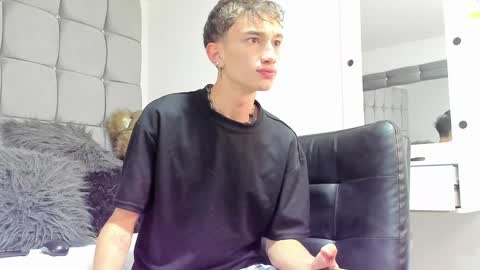 Snapshot of rolito18_ chatting on December 31, 1:08 pm twink juli online show from December 31, 1:08 pm