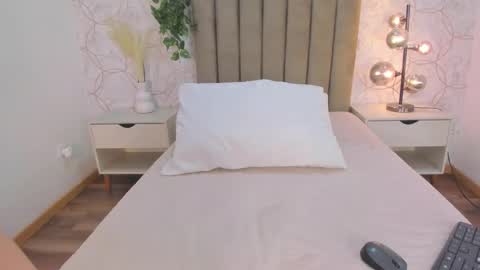 Snapshot of roma_love_ chatting on November 19, 1:00 pm online show from November 19, 1:00 pm