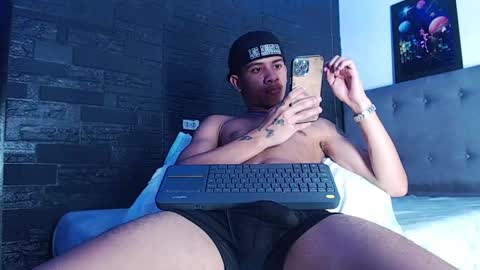 Snapshot of romancartier_ chatting on April 30, 7:58 am Roman Cartier online show from April 30, 7:58 am