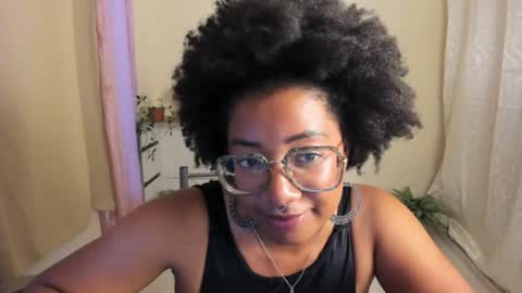 Snapshot of romantic_stargirl chatting on June 23, 11:03 pm Is A Belle online show from June 23, 11:03 pm
