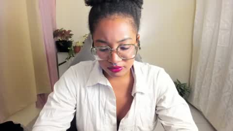 Snapshot of romantic_stargirl chatting on July 4, 4:18 am Is A Belle online show from July 4, 4:18 am