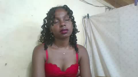 Snapshot of rosalinda933 chatting on April 28, 4:34 pm Rosalinda online show from April 28, 4:34 pm