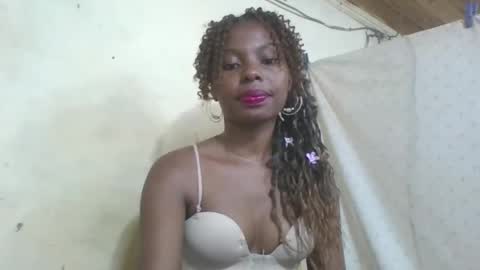 Snapshot of rosalinda933 chatting on May 1, 10:47 pm Rosalinda online show from May 1, 10:47 pm