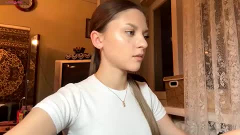 Snapshot of rosanareichelt chatting on December 16, 2:11 pm Mona online show from December 16, 2:11 pm