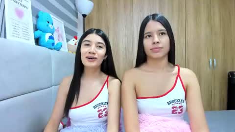 Snapshot of roseandmiah chatting on June 25, 4:34 am Rose y Miah online show from June 25, 4:34 am