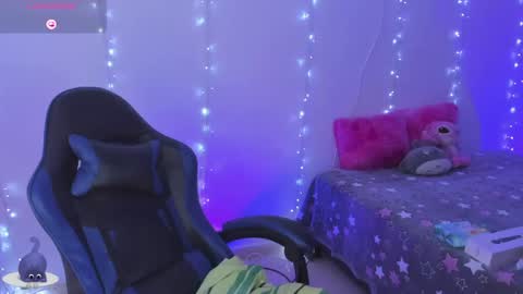 Snapshot of roseliam_ chatting on April 23, 9:17 pm Rose online show from April 23, 9:17 pm