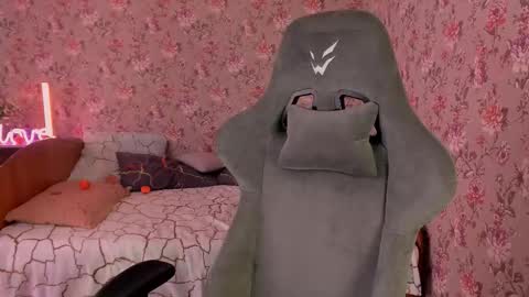 Snapshot of roselolly chatting on November 8, 4:45 am Lola online show from November 8, 4:45 am