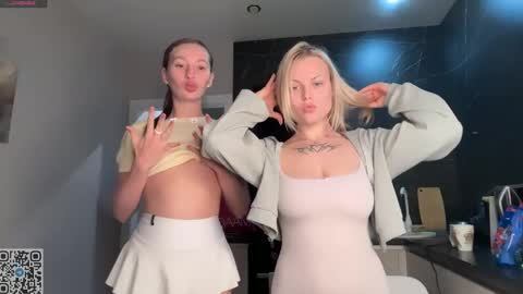 Snapshot of roselunes chatting on April 26, 7:11 pm Sophie and Sarah online show from April 26, 7:11 pm
