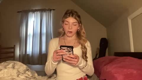 Snapshot of rosemetal chatting on March 29, 8:31 pm Rose Metal 3 online show from March 29, 8:31 pm