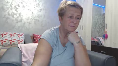 Lovepinklilly online show from December 6, 7:01 pm