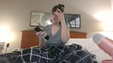 Snapshot of roseyevergarden chatting on January 17, 6:51 am rose evergarden online show from January 17, 6:51 am