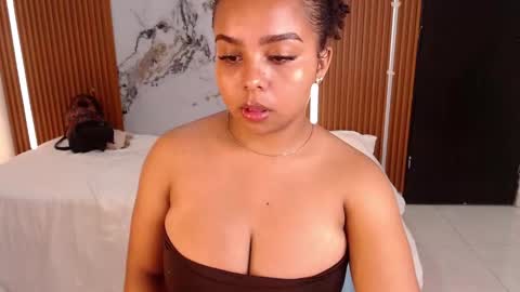 Snapshot of rosselyn_ chatting on October 24, 8:49 pm Rossi Hill online show from October 24, 8:49 pm