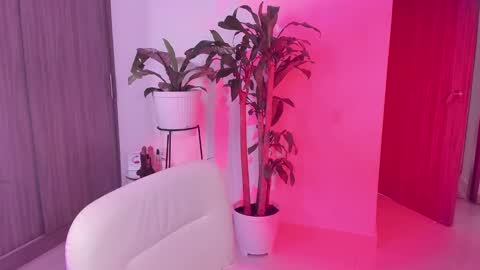 Snapshot of rossth11 chatting on September 8, 7:13 pm Im Ross online show from September 8, 7:13 pm