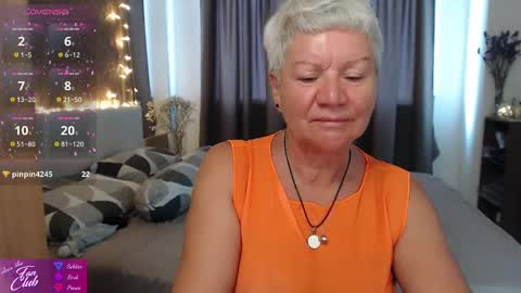 Snapshot of roxana_brooks chatting on May 25, 11:44 pm Roxana online show from May 25, 11:44 pm