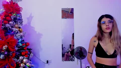 Snapshot of roxanajames__ chatting on December 4, 4:27 pm roxy online show from December 4, 4:27 pm