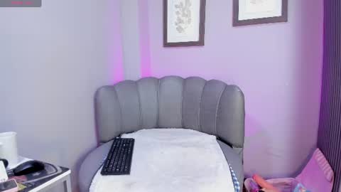 Snapshot of roxanna_moore2 chatting on June 19, 9:29 pm Roxanna online show from June 19, 9:29 pm