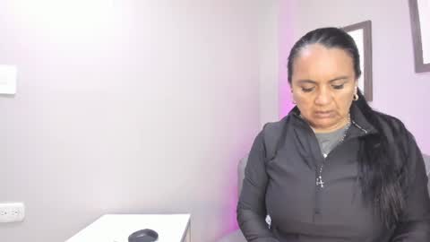 Snapshot of roxanna_moore2 chatting on June 22, 1:29 am Roxanna online show from June 22, 1:29 am