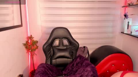 Snapshot of roxanne_morelli chatting on June 30, 3:18 am roxanne online show from June 30, 3:18 am