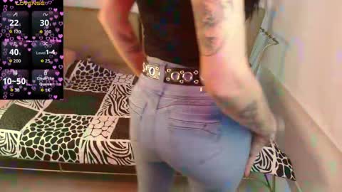 Roxanne online show from April 18, 8:20 pm