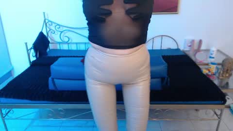 Snapshot of roxanne_vale chatting on June 23, 8:07 pm Roxanne online show from June 23, 8:07 pm