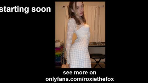 Snapshot of roxiethefox chatting on February 24, 1:36 am roxie online show from February 24, 1:36 am