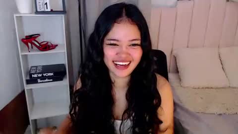 Snapshot of roxxy_blossom chatting on October 12, 3:27 am roxxy_blossom online show from October 12, 3:27 am