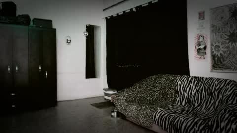 Roxy Independient model Help me to reach 50 thumbs up online show from April 9, 12:43 am