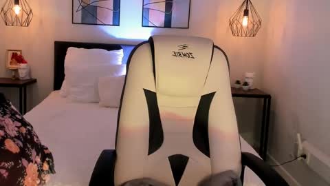 Snapshot of roxy_wet chatting on May 20, 12:44 pm Roxy follow me online show from May 20, 12:44 pm