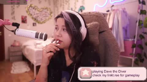 roxysuh online show from March 13, 7:04 am