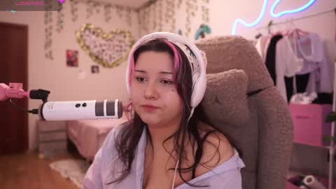 roxysuh online show from April 10, 7:02 am