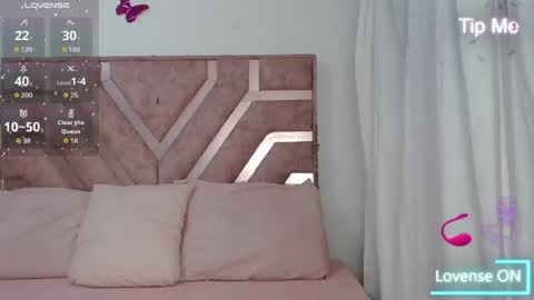 Snapshot of roxyy_fox chatting on June 19, 3:00 am Roxy online show from June 19, 3:00 am