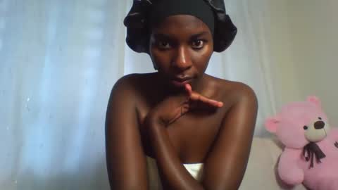 Snapshot of royal_petite10 chatting on April 18, 12:09 pm kate online show from April 18, 12:09 pm