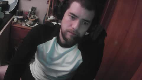 Snapshot of royer04 chatting on February 2, 12:20 am royer04 online show from February 2, 12:20 am