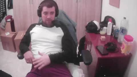 Snapshot of royer04 chatting on February 16, 1:57 am royer04 online show from February 16, 1:57 am