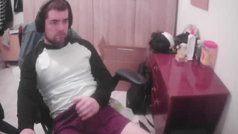 Snapshot of royer04 chatting on February 18, 2:07 am royer04 online show from February 18, 2:07 am