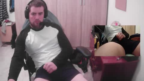 Snapshot of royer04 chatting on February 22, 11:58 pm royer04 online show from February 22, 11:58 pm