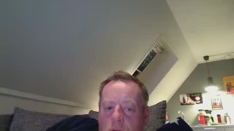 Snapshot of runepetter chatting on October 19, 12:00 am bignorwegian online show from October 19, 12:00 am