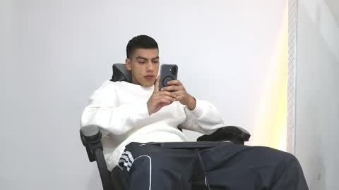 Snapshot of russell_adams_ chatting on November 7, 9:31 am R U S S E L L online show from November 7, 9:31 am