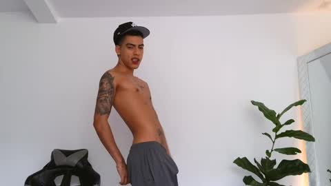 Snapshot of russell_adams_ chatting on November 8, 1:33 pm R U S S E L L online show from November 8, 1:33 pm