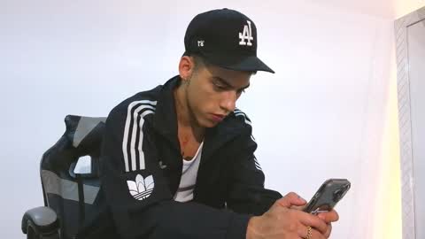 Snapshot of russell_adams_ chatting on November 11, 1:16 am R U S S E L L online show from November 11, 1:16 am