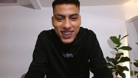 Snapshot of russell_adams_ chatting on November 13, 1:15 am R U S S E L L online show from November 13, 1:15 am