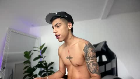 Snapshot of russell_adams_ chatting on November 19, 12:27 pm R U S S E L L online show from November 19, 12:27 pm