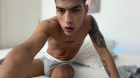 Snapshot of russell_adams_ chatting on November 29, 2:20 pm R U S S E L L online show from November 29, 2:20 pm