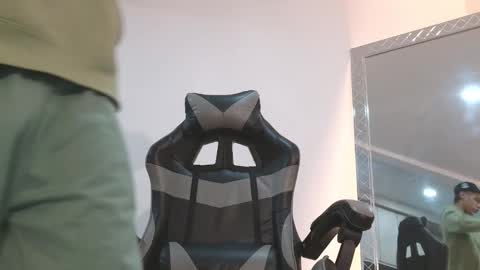  R U S S E L L  online show from January 12, 9:47 am