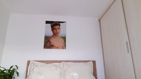  R U S S E L L  online show from March 28, 10:53 pm