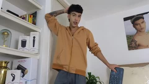  R U S S E L L  online show from March 30, 11:50 pm