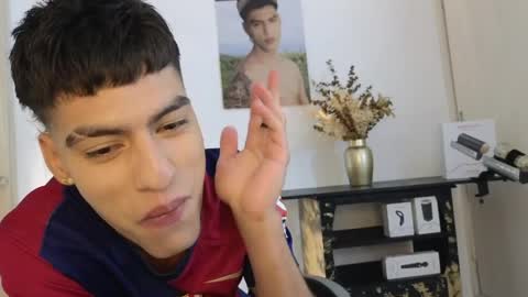  R U S S E L L  online show from April 9, 12:32 am